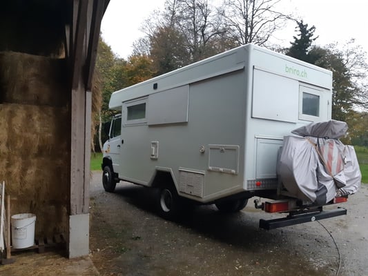 Augustin neben dem Ziegenstall