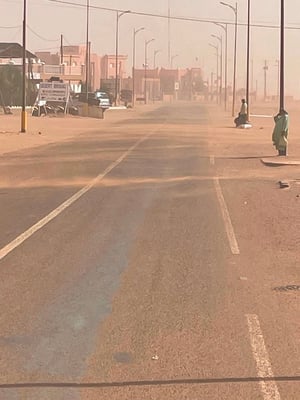 teilweise wird Sand über die Strasse geweht