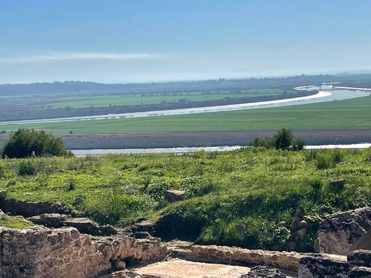 Blick auf den längsten Fluss von Marokko, den Loukos; er ist mehr als 100 km lang