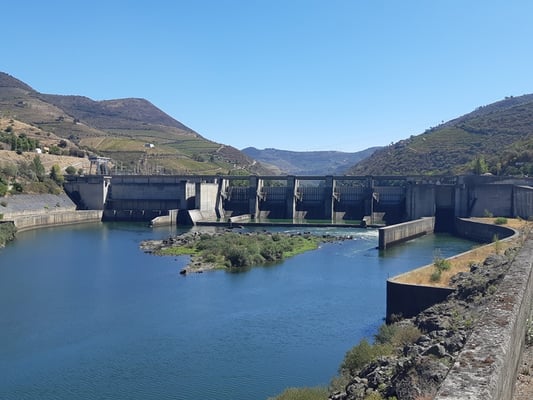 wir kommen auch an einer grossen Barrage mit Schleuse vorbei