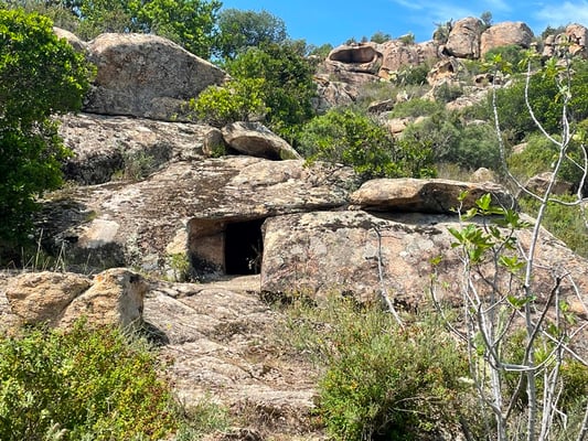 Nuraghische Gräber und Speicher ...