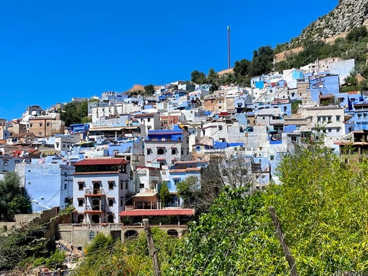 Chefchaouen liegt am Hang