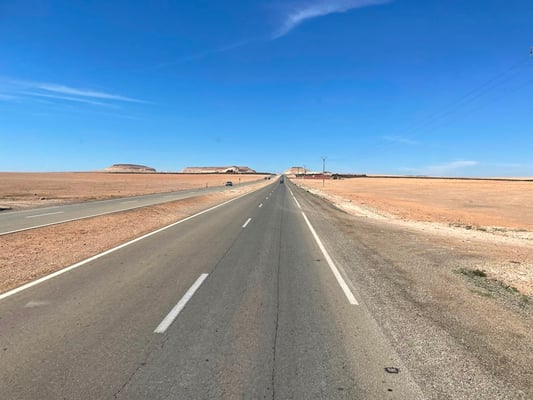 sobald wir die Stadt verlassen haben wir die Umgebung wieder ziemlich eintönig und trocken