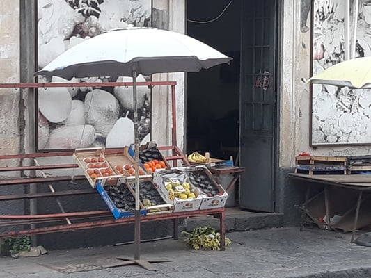 öfters ist aber ein kleiner Laden im Erdgeschoss: hier ein Gemüseladen