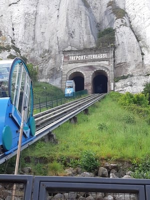 4 Schräglifte laufen individuell durch dir Klippe auf 110 m hoch