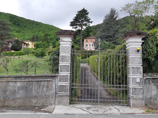 viele leerstehende Häuser, auch solche mit grösseren Parks