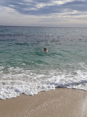 auch Brigitte wagt sich ein erstes mal in das erfrischende Mittelmeer