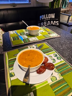 dann bringt uns der Besitzer vom Restaurant noch Harira, die typische Ramadan-Suppe. Lecker!