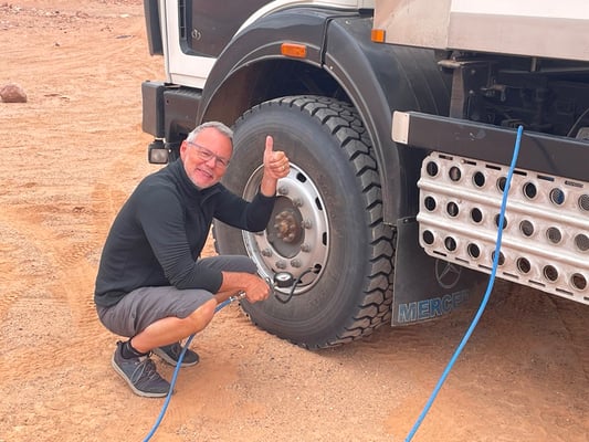 Kurz vor der Hauptstrasse werden dann die Reifen wieder auf Strassendruck aufgepummpt