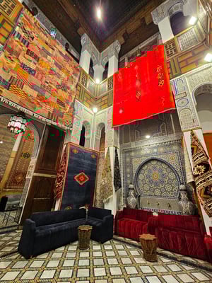 der Innenhof dient als Teppichauslage