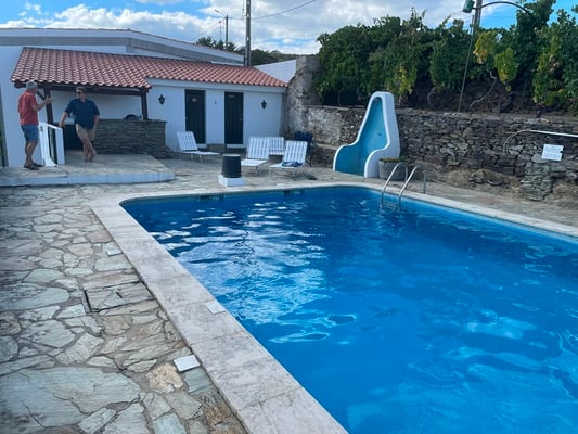 der Pool steht den WoMo-Besitzern zur Verfügung, wenn das Ferienhaus nicht besetzt ist