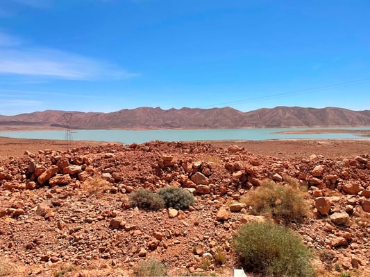 tatsächlich: ein Stausee mit Wasser - das Barrage Al-Hassan Addakhil; von hier kommt das Wasser für Errachicida