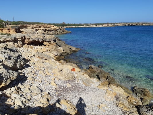 der Strand ist relativ grob und der Einstieg zum Baden teilweise mühsam. Trotzdem wagen wir es noch.