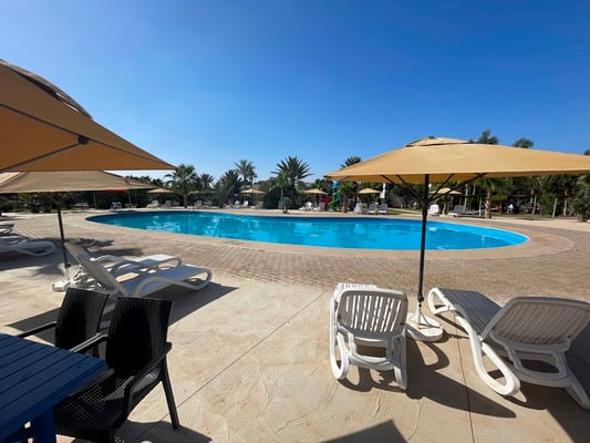 genügend Liegestühle und Sonnenschirme