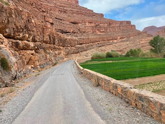 die Strasse schmiegt sich an den Fels