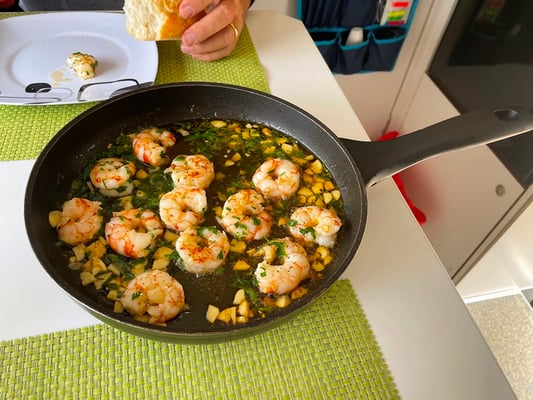 vor 2 Tagen bei Elisabeth gelernt, heute macht Brigitte die leckeren Gambones selber. Mmmmmhhhh .....