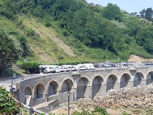 der Stellplatz in Guetaria, zwar nicht romantisch aber praktisch