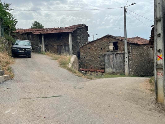 hier müssen wir links, den Berg hoch