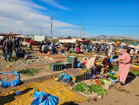 und gehen auf den lokalen Bauernmarkt