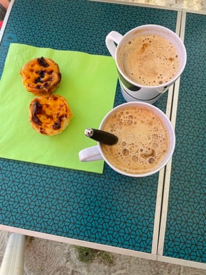 auch wir ernähren uns natürlich regional, resp. national: Pastel de Nata - einfach himmlisch ...