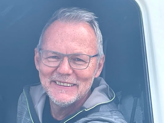 ... der Fahrer grinst ...