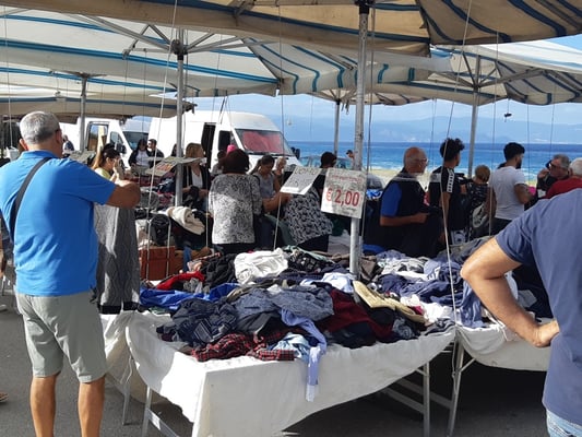 noch ein Wühltisch, hier alles für 2 € ...