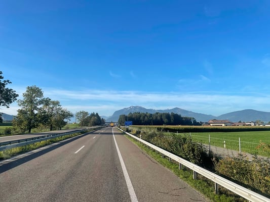 auf der Autobahn A13 im Rheintal - in der Ferne sind bereits die Berge zu sehen