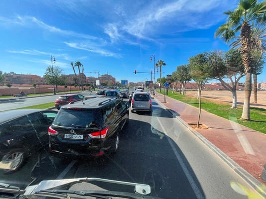 dann geht es auf den grossen Strassen Marrakechs raus aus der Stadt, Richtung Süden