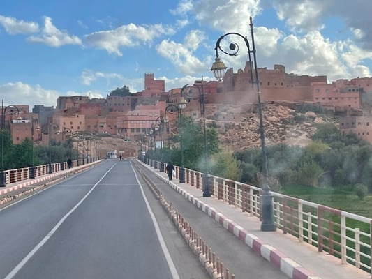 Einfahrt nach Tinghir - wieder mit schönen Laternen