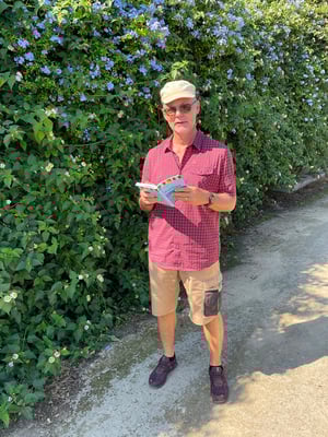 da sucht einer den Weg im Reiseführer ...