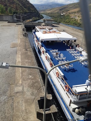 zufällig ist ein Kreuzfahrtsschiff dabei, die Schleuse nach unten zu durchfahren