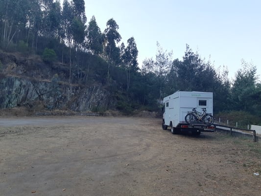 als erste nehmen wir den grossen Parkplatz in Beschlag - bis am Nachmittag wird auch dieser gefüllt mit Autos