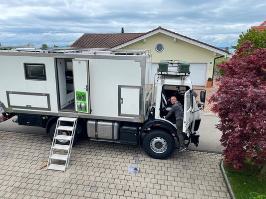 Gustav steht vor dem Haus bereit und die letzten Dinge werden verstaut