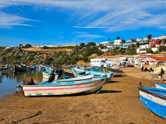 am "Strand" besteigen wir ein Fischerboot ...
