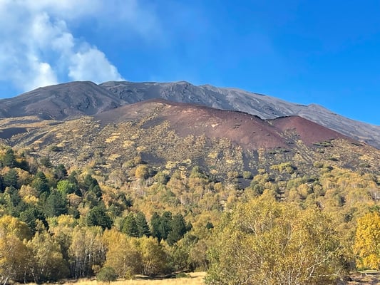 der Hauptkrater raucht und dampft regelmässig vor sich hin