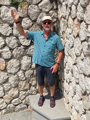 ein Sockel mit einer Statue, welche "fast" lebendig aussieht ;-)