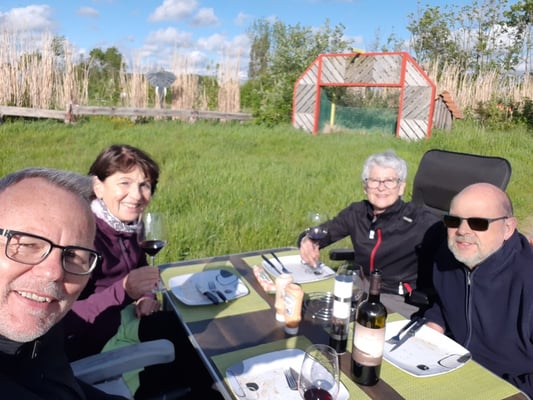 Dank schönen Wetter können wir draussen essen