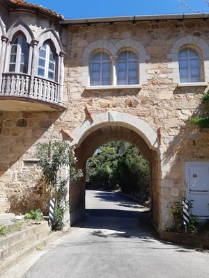 bei welcher normale Womos durchkommen. Wir mit unseren 3.80 m Höhe und 2.50 m Breite müssen hier leider wenden.