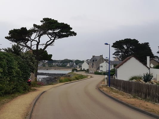 Einfahrt in das Dorf Primel-Trégastel