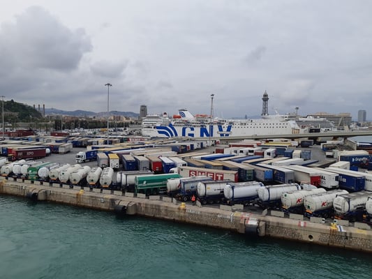 Viele LKWs stehen am Hafen und warten auf die Verschiffung