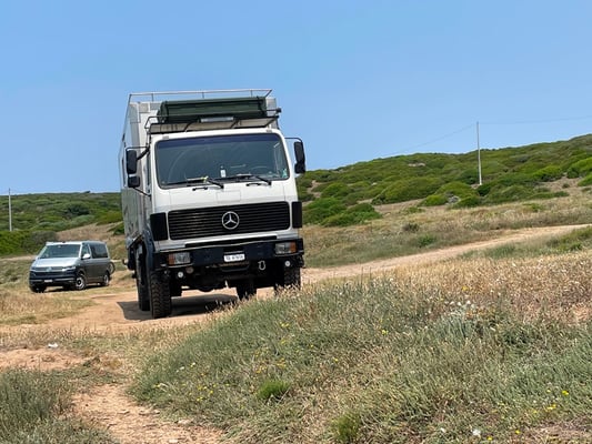 im Hintergrund der Berner VW-Bully