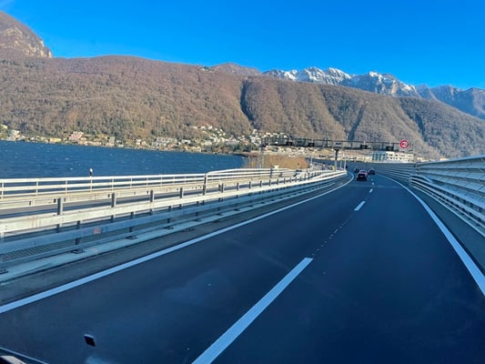 der Luganersee ist trotz schönem Wetter ziemlich wild - hoffentlich trifft das nicht auf unsere Fähre zu morgen Abend!
