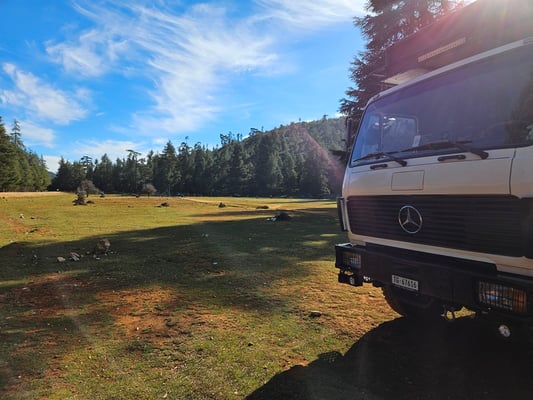 auf einem grossen Platz finden wir unser nächstes Quartier. Noch sind viele Einheimische da und machen ein Picknick.