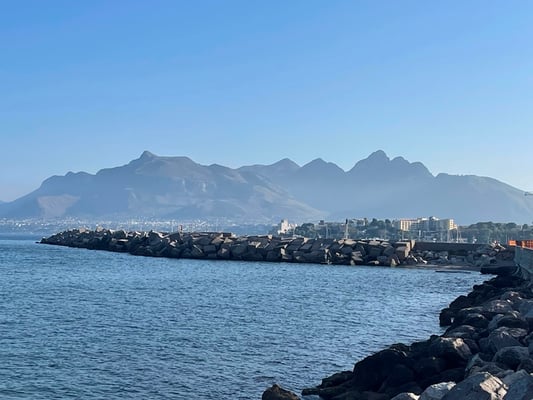 der Blick nach Osten zeigt höhere Berge