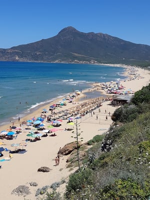 am Wochenende ist der Strand überfüllt mit Einheimischen ...
