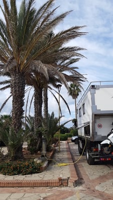 unterwegs wird noch Wasser aufgefüllt - dank unserem Filtersystem kann jedes Wasser nachher bedenkenlos getrunken werden!