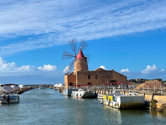 auch mehrere Salzmühlen sind noch da; obschon diese anscheinend nicht mehr in Betrieb sind.