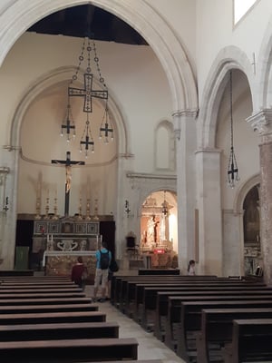 innen viel nüchterner als die vorangegangene Kirche