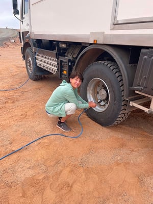 auch die Beifahrerin darf sich mal versuchen - und schafft das problemlos!