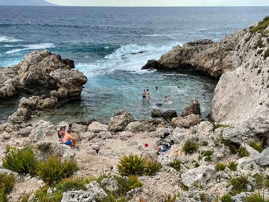 die Piscina di Venere ("Venus-Pool") ist anscheinend bekannt, weil sie nur eine kleine Verbindung zum offenen Meer hat. Deshalb hat sich darin praktisch ein eigenen Mikrokosmos gebildet mit Anemonen, Zackenbarschbrutstätten und weissen Gorgonien.